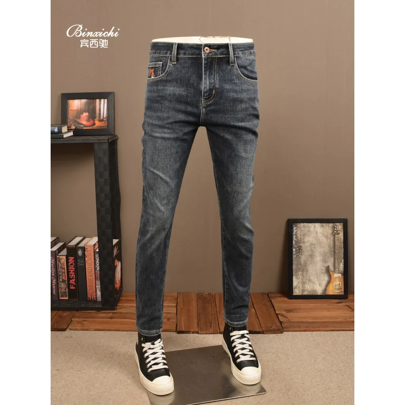 Осенние синие эластичные джинсы для мужчин, новинка 2025 года, стильные модные корейские брюки для маленьких ног, повседневные мужские потертые брюки
Осенние синие эластичные джинсы для мужчин, новинка 2025 года, стильные модные корейские брюки для маленьких ног, повседневные мужские потертые брюки