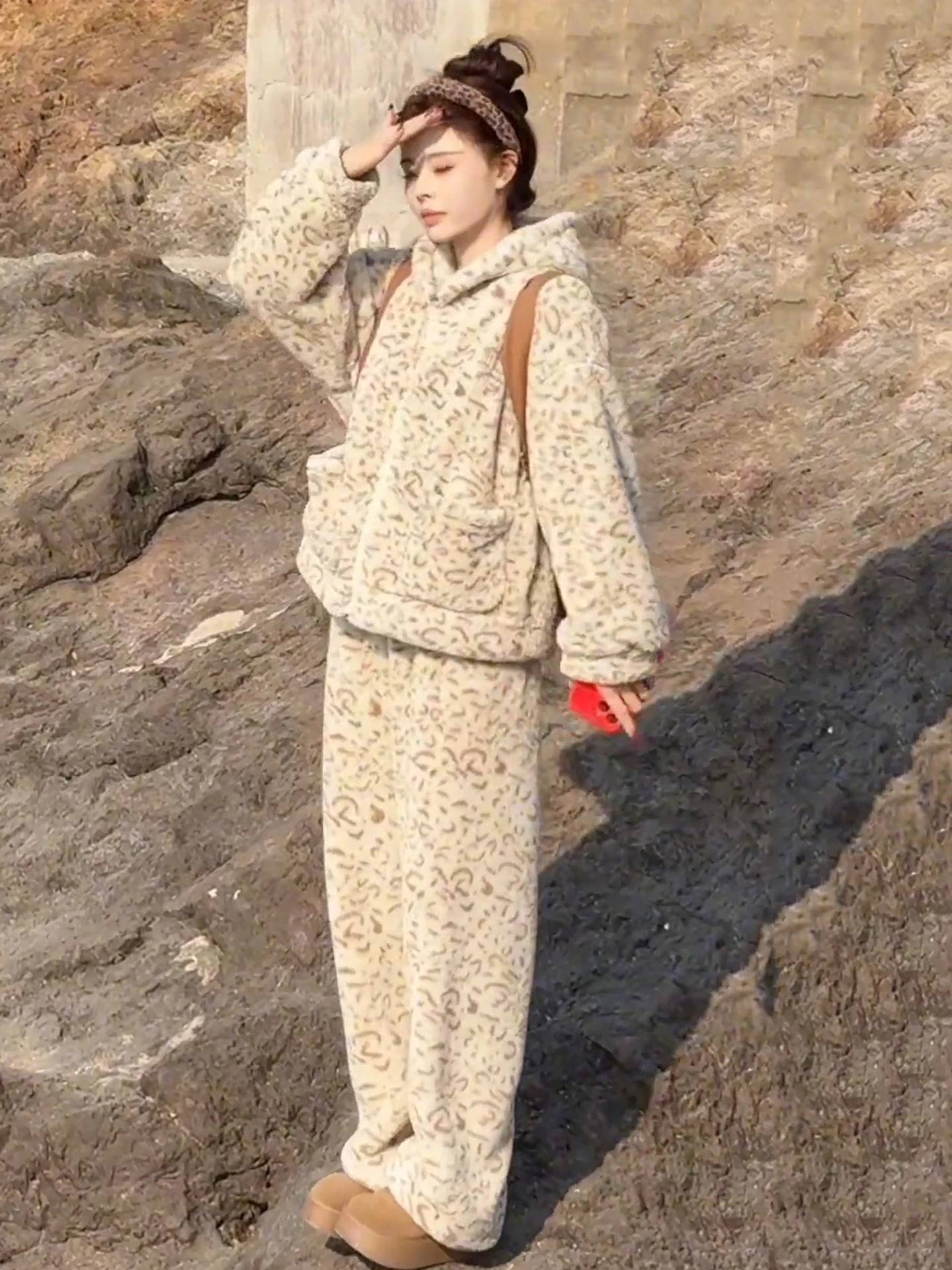 Thick Coral Fleece Pajama Set Women's Casual Fashion Home Clothes Winter New Style Loose Plush Can Be Worn outside Long Sleeve
Thick Coral Fleece Pajama Set Women's Casual Fashion Home Clothes Winter New Style Loose Plush Can Be Worn outside Long Sleeve