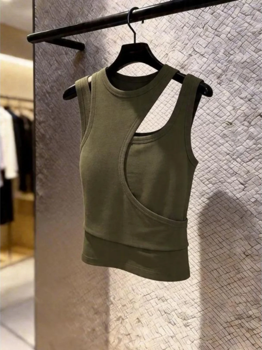 American Style Spicy Girl Fashion Sports Vest Top Summer New Slimming Versatile Commute Asymmetrical Tank Top for Women
American Style Spicy Girl Fashion Sports Vest Top Summer New Slimming Versatile Commute Asymmetrical Tank Top for Women