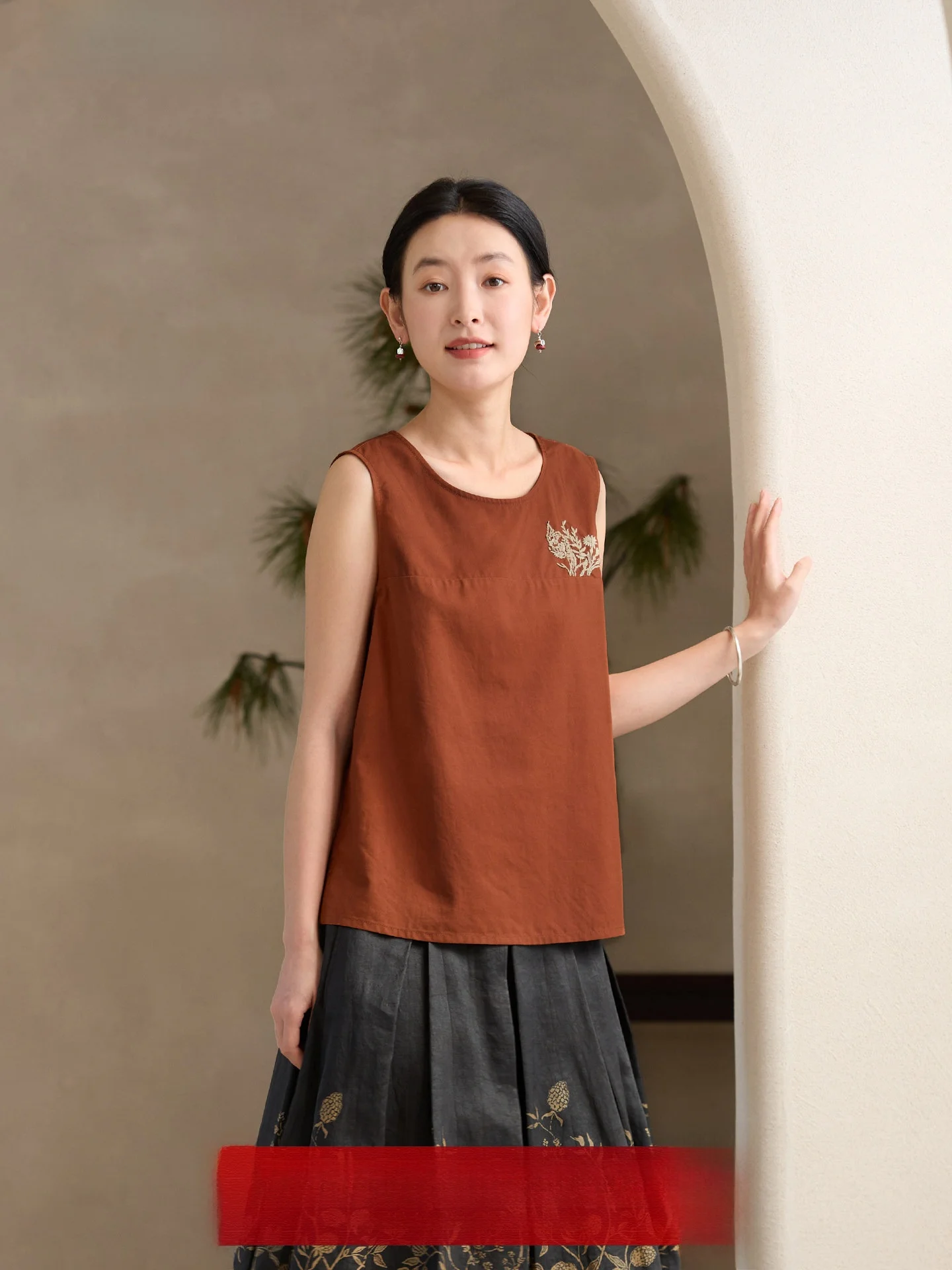 Ji Xiang Original Design Silk Cotton Yuzhen Dyeing Process New Chinese Style Base Layer Vest Floral Embroidery Women's F...
Ji Xiang Original Design Silk Cotton Yuzhen Dyeing Process New Chinese Style Base Layer Vest Floral Embroidery Women's F...