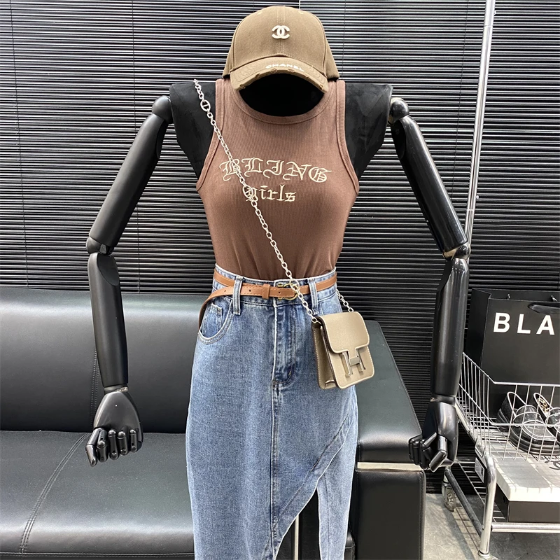 New 2022 fashion Designer new style European style Slim Letter embroidered tank tops summer Versatile Exposed navel Top
New 2022 fashion Designer new style European style Slim Letter embroidered tank tops summer Versatile Exposed navel Top