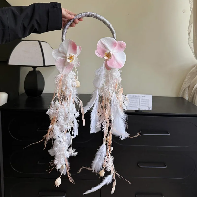 Advanced bride carrying flowers DIY materials to send girlfriends engagement wedding photos preparation
Advanced bride carrying flowers DIY materials to send girlfriends engagement wedding photos preparation