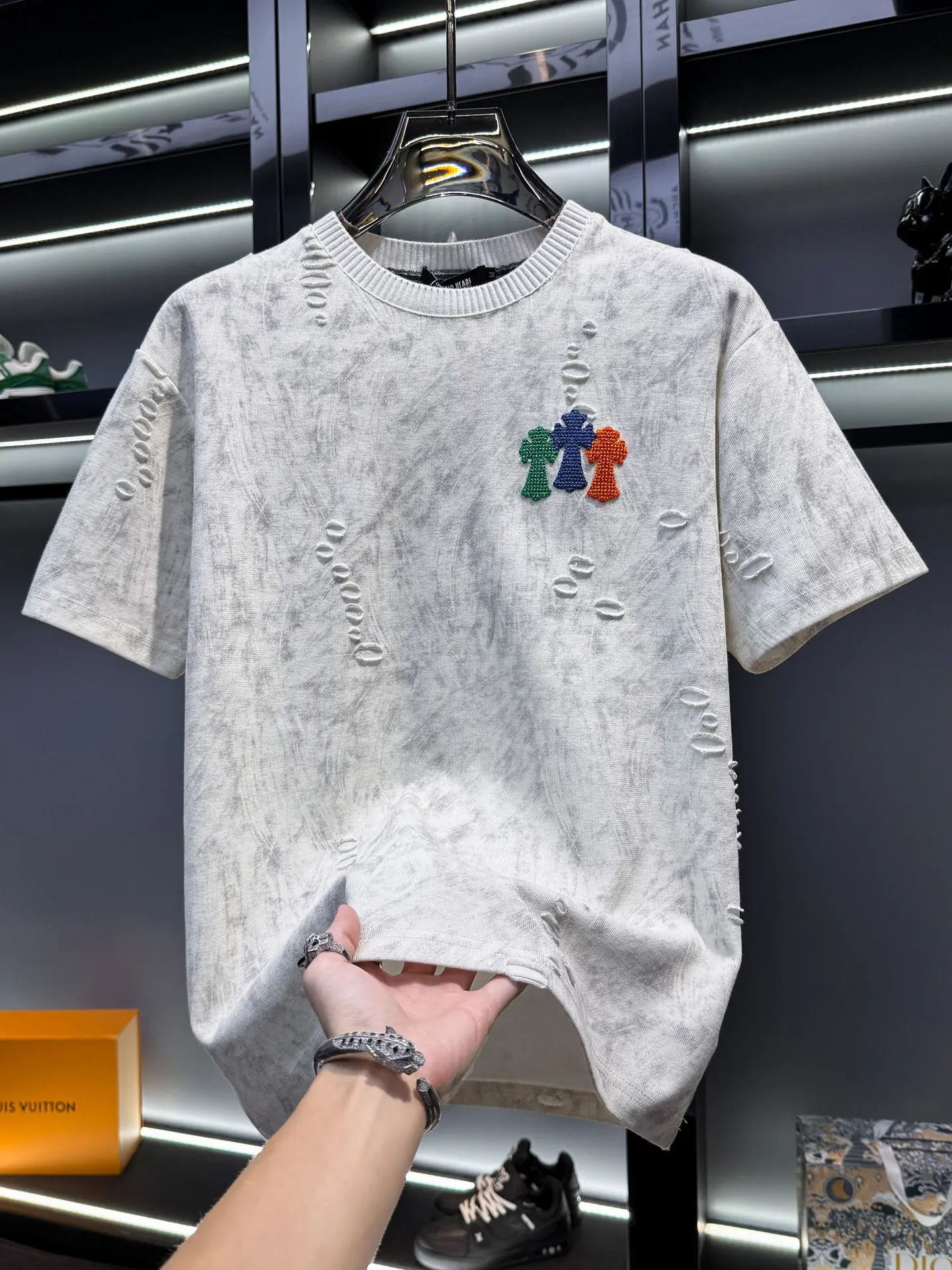 Men's American high-end ripped embroidery casual short-sleeved t-shirt 2025 new trendy brand loose half-sleeves
Men's American high-end ripped embroidery casual short-sleeved t-shirt 2025 new trendy brand loose half-sleeves