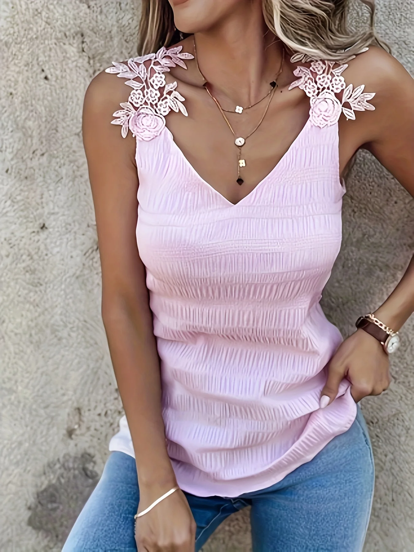 Женский топ с V-образным вырезом и декоративными бретелями, модный однотонный жилет, элегантный дизайн, повседневный комфортный женский топ
Женский топ с V-образным вырезом и декоративными бретелями, модный однотонный жилет, элегантный дизайн, повседневный комфортный женский топ