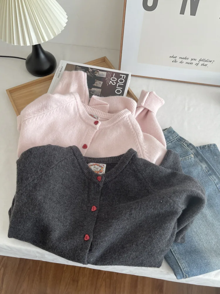 Корейский стильный однотонный вязаный кардиган с пуговицами-сердечками, женский, с круглым вырезом, длинными рукавами, свободный крой, простой универсальный свитер-пальто
Корейский стильный однотонный вязаный кардиган с пуговицами-сердечками, женский, с круглым вырезом, длинными рукавами, свободный крой, простой универсальный свитер-пальто