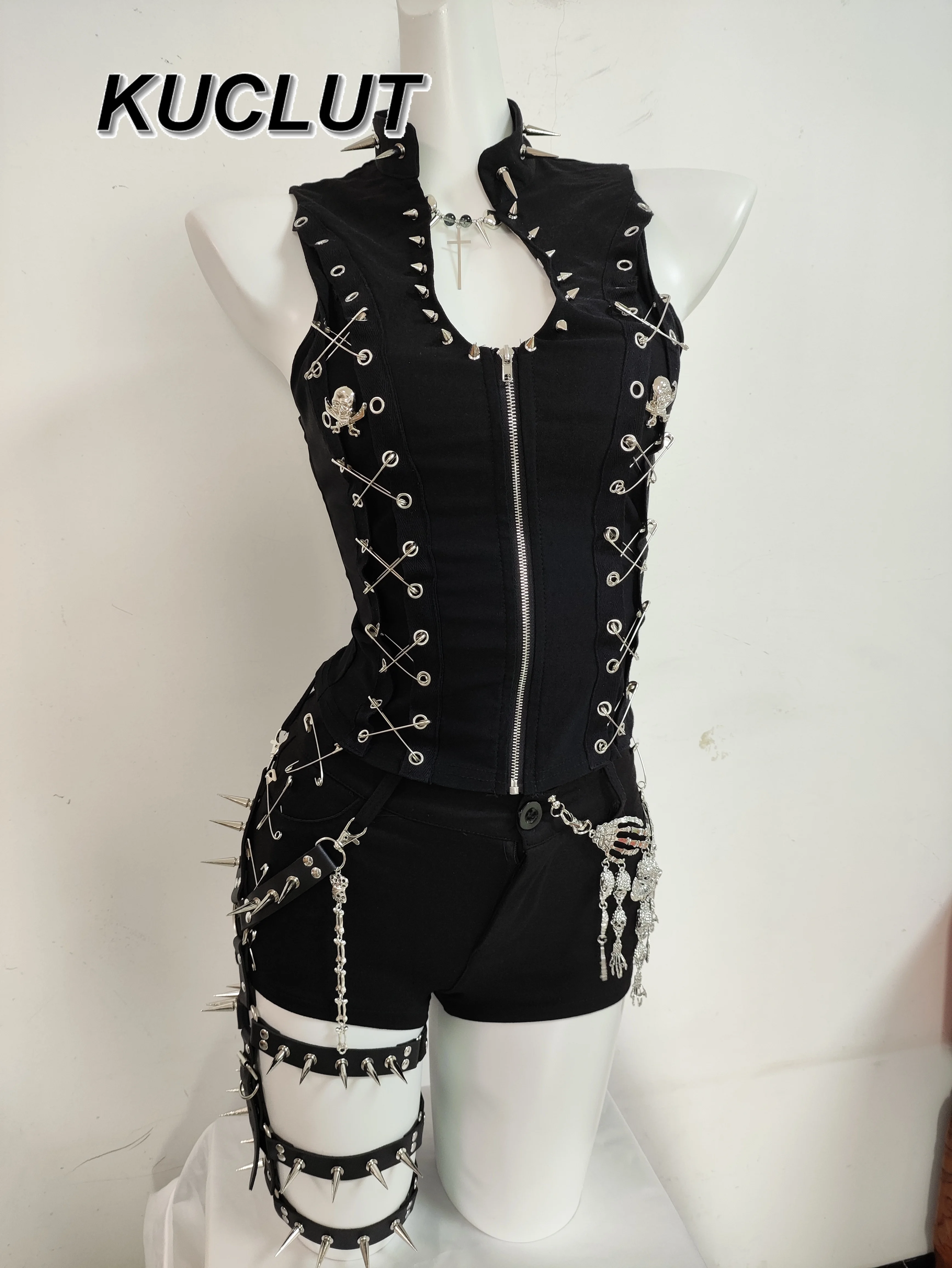 2025 Новый готический панк Y2K для девочек, жилет и шорты с заклепками и шортами, комплект для женщин в уличном стиле, модные летние женские комплекты из двух предметов 
2025 Новый готический панк Y2K для девочек, жилет и шорты с заклепками и шортами, комплект для женщин в уличном стиле, модные летние женские комплекты из двух предметов