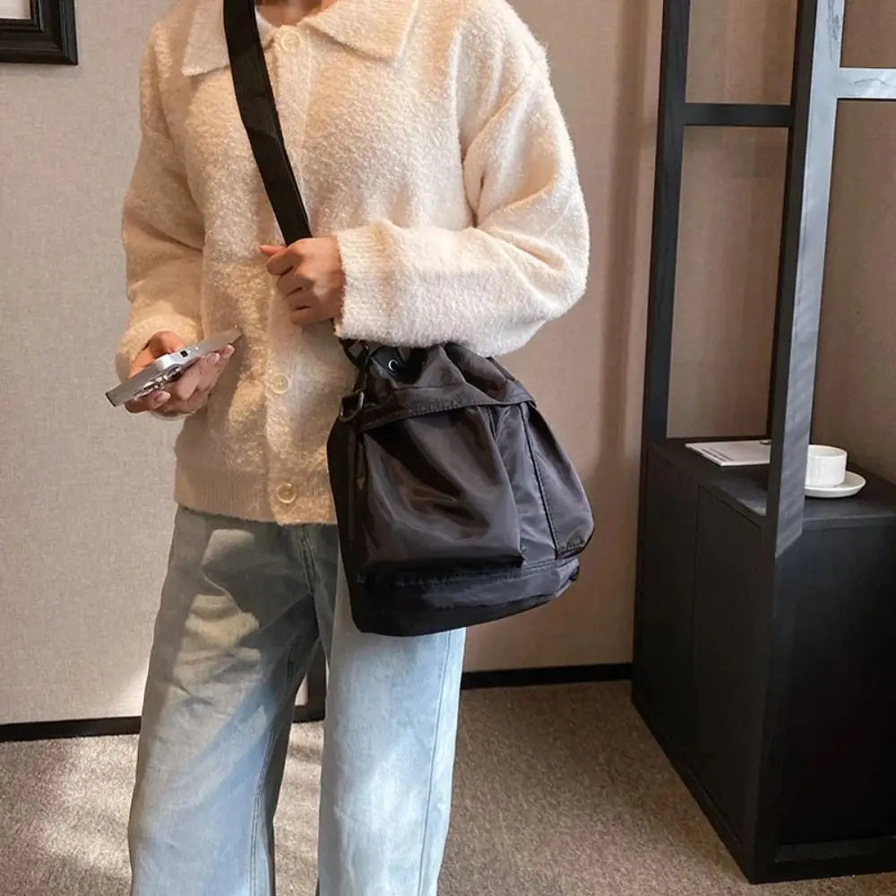 Portable Women Drawstring Bag Casual Large-capacity Phone Crossbody Purse Adjustable Korean Style Solid Color Shoulder Bag
Portable Women Drawstring Bag Casual Large-capacity Phone Crossbody Purse Adjustable Korean Style Solid Color Shoulder Bag