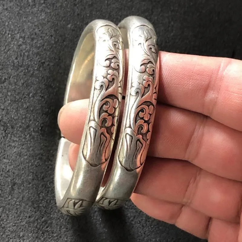 Tibetan Miao Silver Bangle Retro Ethnic Carved Silver Bracelet Folk Craft Jewelry Ornament
Tibetan Miao Silver Bangle Retro Ethnic Carved Silver Bracelet Folk Craft Jewelry Ornament