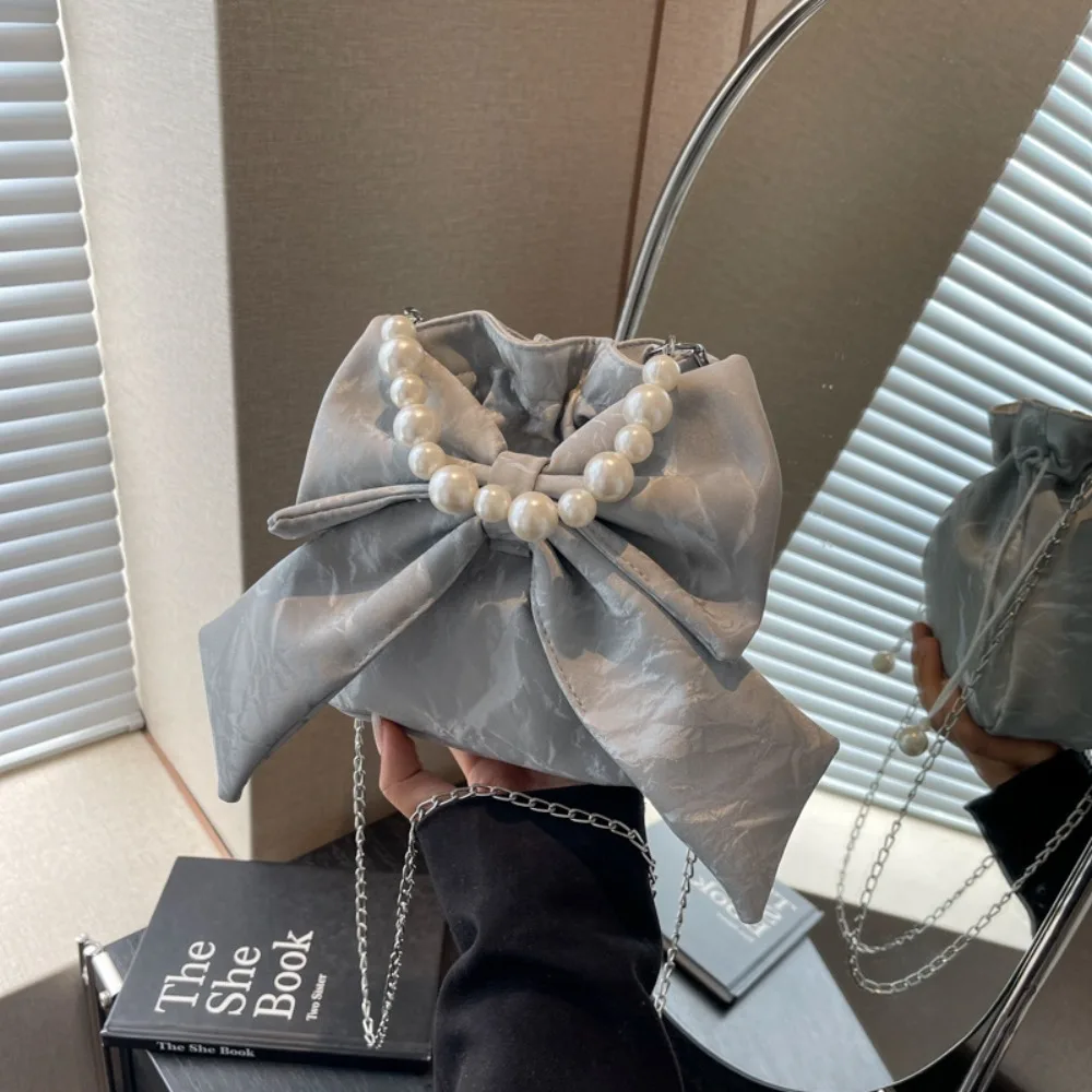 Simple Elegant Drawstring Bucket Bag Sweet Pearl Chain Big Bowknot Shoulder Bag Handbag Solid Color Crossbody Bag Shopping
Simple Elegant Drawstring Bucket Bag Sweet Pearl Chain Big Bowknot Shoulder Bag Handbag Solid Color Crossbody Bag Shopping