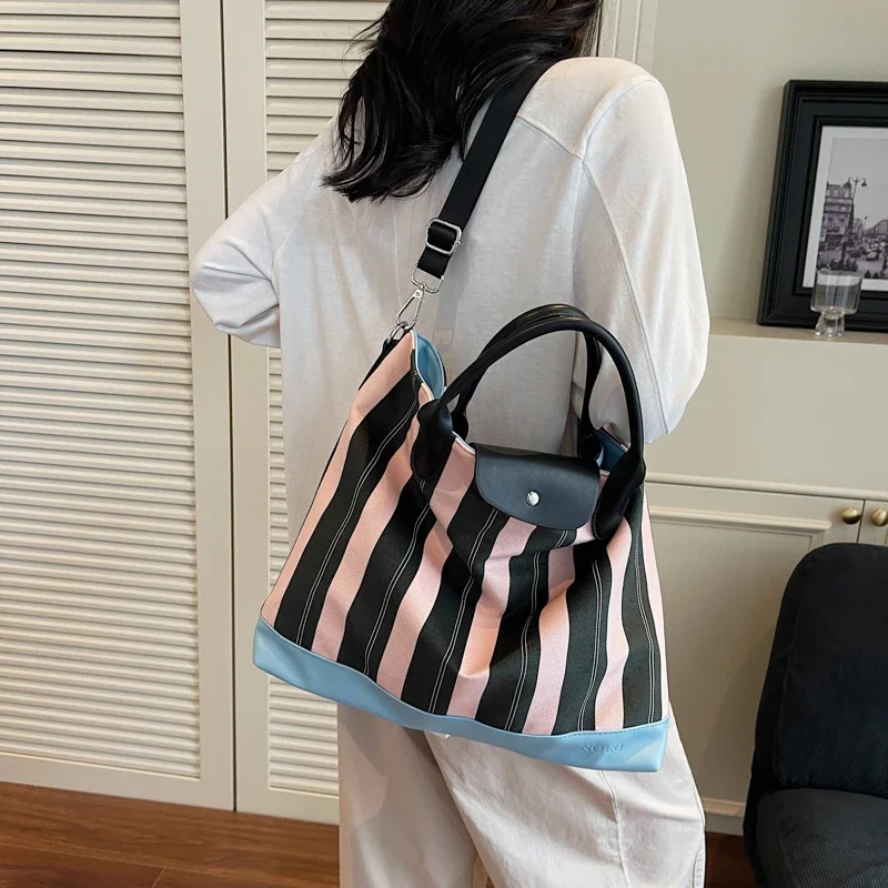 Trendy Letter Logo Crossbody Handbag With High-End Quality And Unique Commuter Bag Style For Business Women Leisure Use
Trendy Letter Logo Crossbody Handbag With High-End Quality And Unique Commuter Bag Style For Business Women Leisure Use