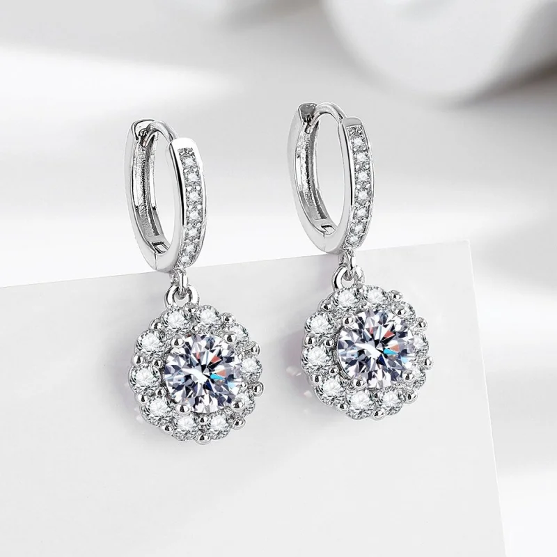 925 Sterling Silver 1 Carat Moissanite Round Earrings for Women Luxury Evening Style
925 Sterling Silver 1 Carat Moissanite Round Earrings for Women Luxury Evening Style
