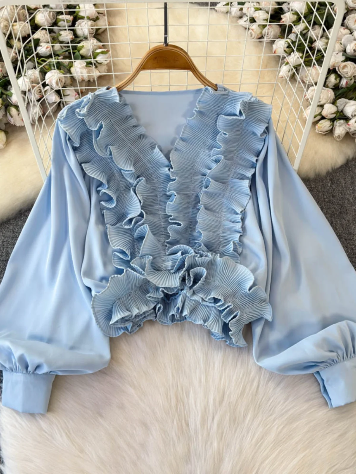 Retro Lantern Sve irt Women's ort V-ne Heavy Embelliment Wooden Ear Trim Summer New Sle Korean Version Slim Fit
Retro Lantern Sve irt Women's ort V-ne Heavy Embelliment Wooden Ear Trim Summer New Sle Korean Version Slim Fit