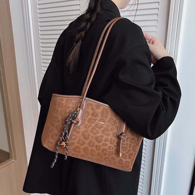 Большая сумка с леопардовым принтом 2025 года, просторная для работы и поездок на работу, осенняя сумка через плечо, стильная большая вместимость 
Большая сумка с леопардовым принтом 2025 года, просторная для работы и поездок на работу, осенняя сумка через плечо, стильная большая вместимость