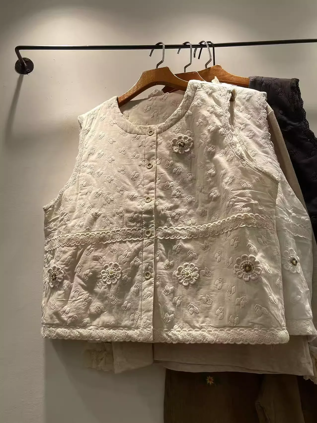 2026 Mori Kei, одежда в японском стиле, милый хлопковый стеганый жилет для женщин, осенне-зимняя кружевная куртка без рукавов с вышивкой, пальто
2026 Mori Kei, одежда в японском стиле, милый хлопковый стеганый жилет для женщин, осенне-зимняя кружевная куртка без рукавов с вышивкой, пальто