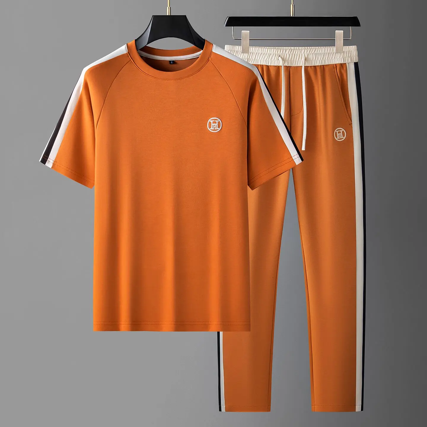 Summer high-end fashion color-blocking patchwork webbing ice silk mask air layer men's short-sleeved casual sportswear suit
Summer high-end fashion color-blocking patchwork webbing ice silk mask air layer men's short-sleeved casual sportswear suit