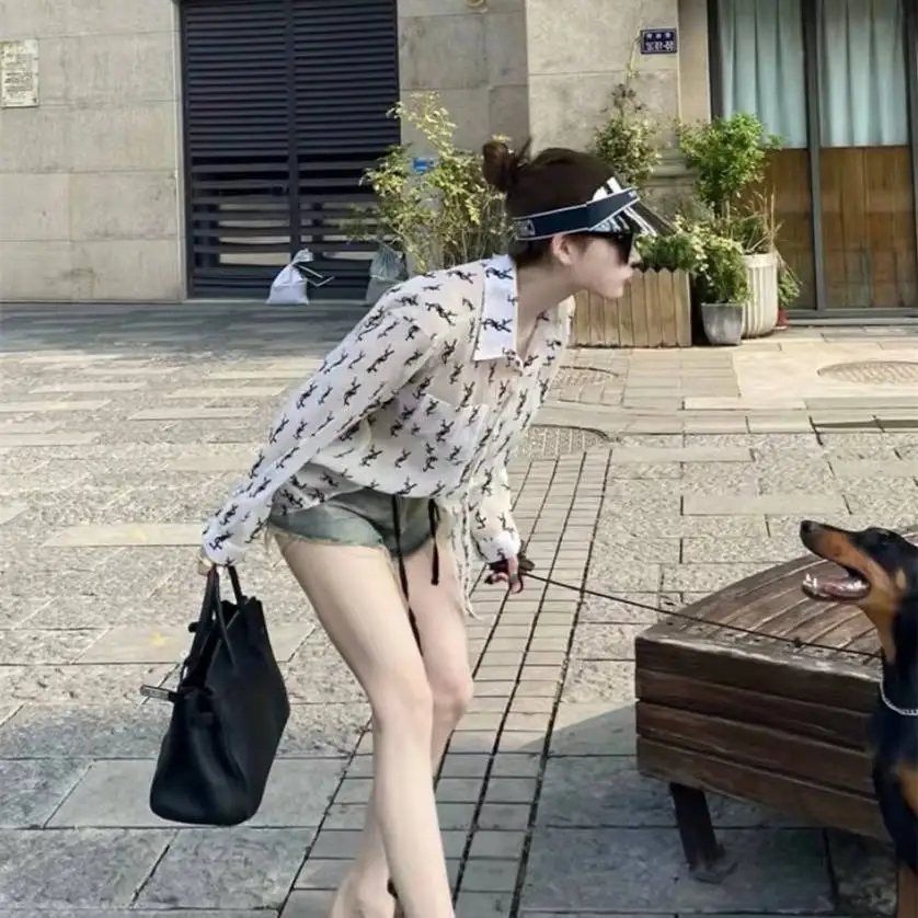 Summer New Women's UV Protection Silk Chiffon Long Sve Printed irt Korean Sle Loose Fit Collar Outerwear Cardigan 
Summer New Women's UV Protection Silk Chiffon Long Sve Printed irt Korean Sle Loose Fit Collar Outerwear Cardigan