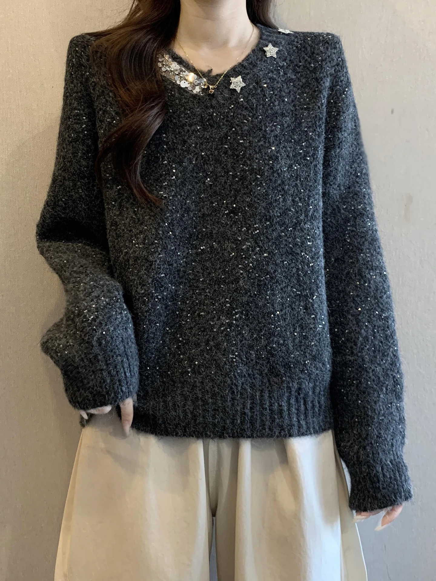 Теплый вязаный свитер с декоративными элементами для женщин, осень-зима, большие размеры, удобный, с V-образным вырезом, модный, повседневный, для работы и отдыха
Теплый вязаный свитер с декоративными элементами для женщин, осень-зима, большие размеры, удобный, с V-образным вырезом, модный, повседневный, для работы и отдыха