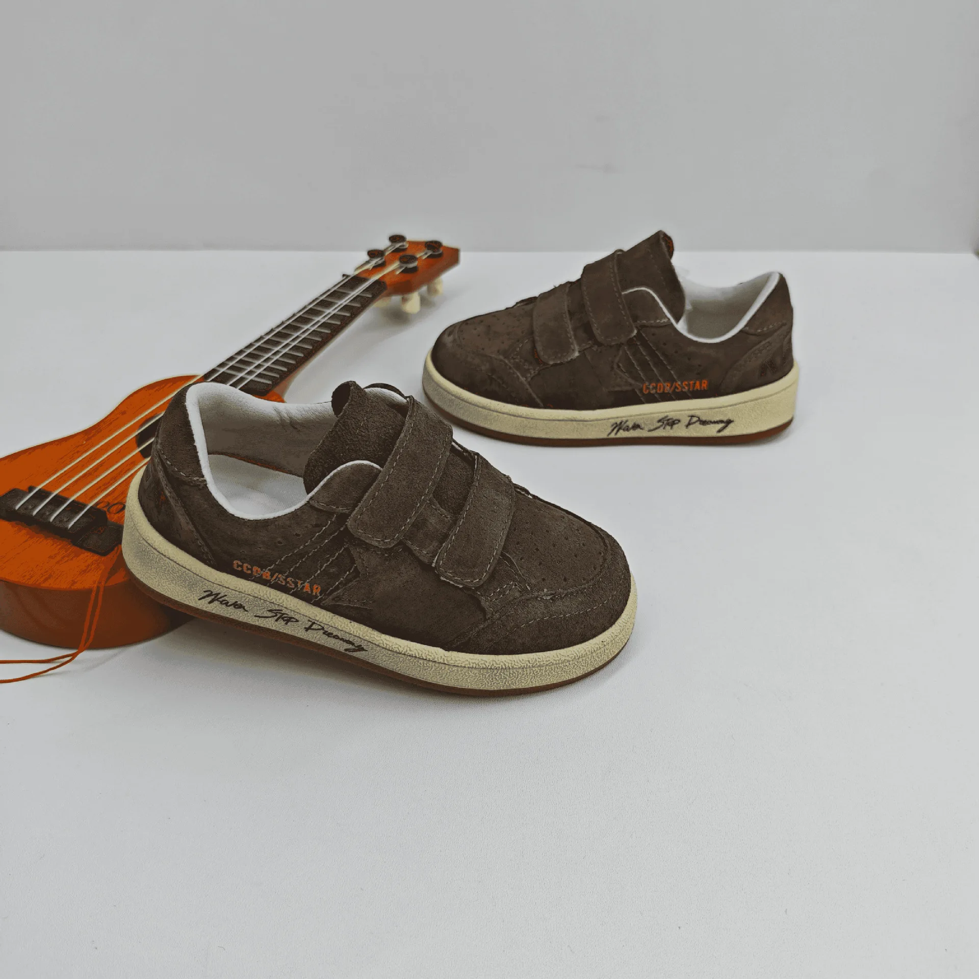 New Four Seasons Children Shoes Genuine Leather Sneakers Boys Girls Velcro Soft-soled Sports Shoes Kids Training Flat Sneakers
New Four Seasons Children Shoes Genuine Leather Sneakers Boys Girls Velcro Soft-soled Sports Shoes Kids Training Flat Sneakers