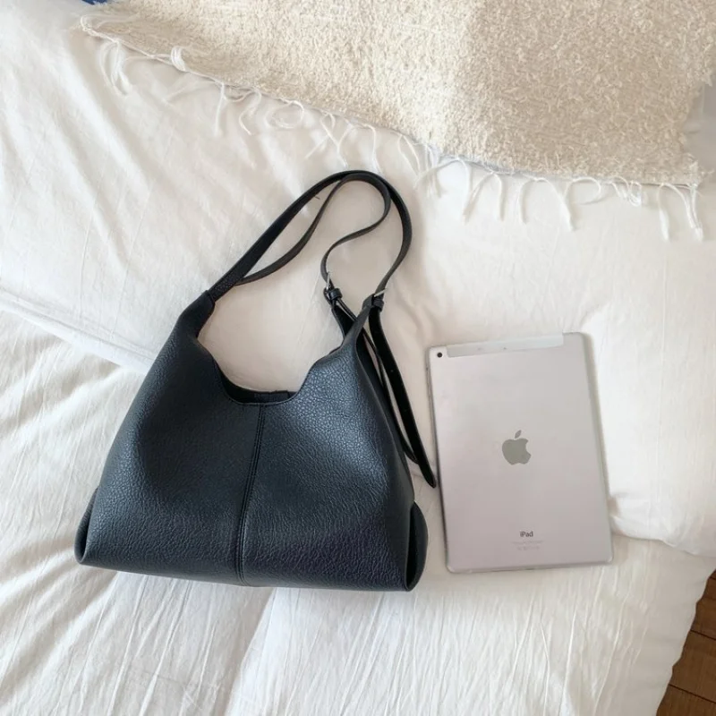 Unique Solid Color Leather Crossbody Bag With Trendy Letter Logo Best For Leisure Activities
Unique Solid Color Leather Crossbody Bag With Trendy Letter Logo Best For Leisure Activities