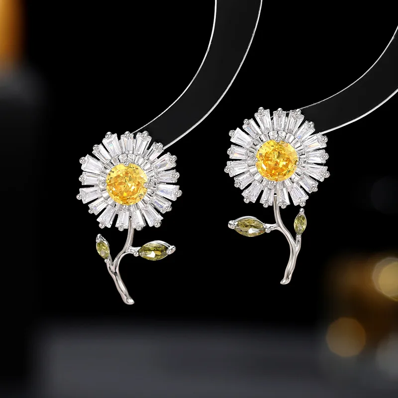 Light Luxury High-End Zircon Inlaid S925 Silver Needle Niche Designer Sunflower Daisy Earrings
Light Luxury High-End Zircon Inlaid S925 Silver Needle Niche Designer Sunflower Daisy Earrings