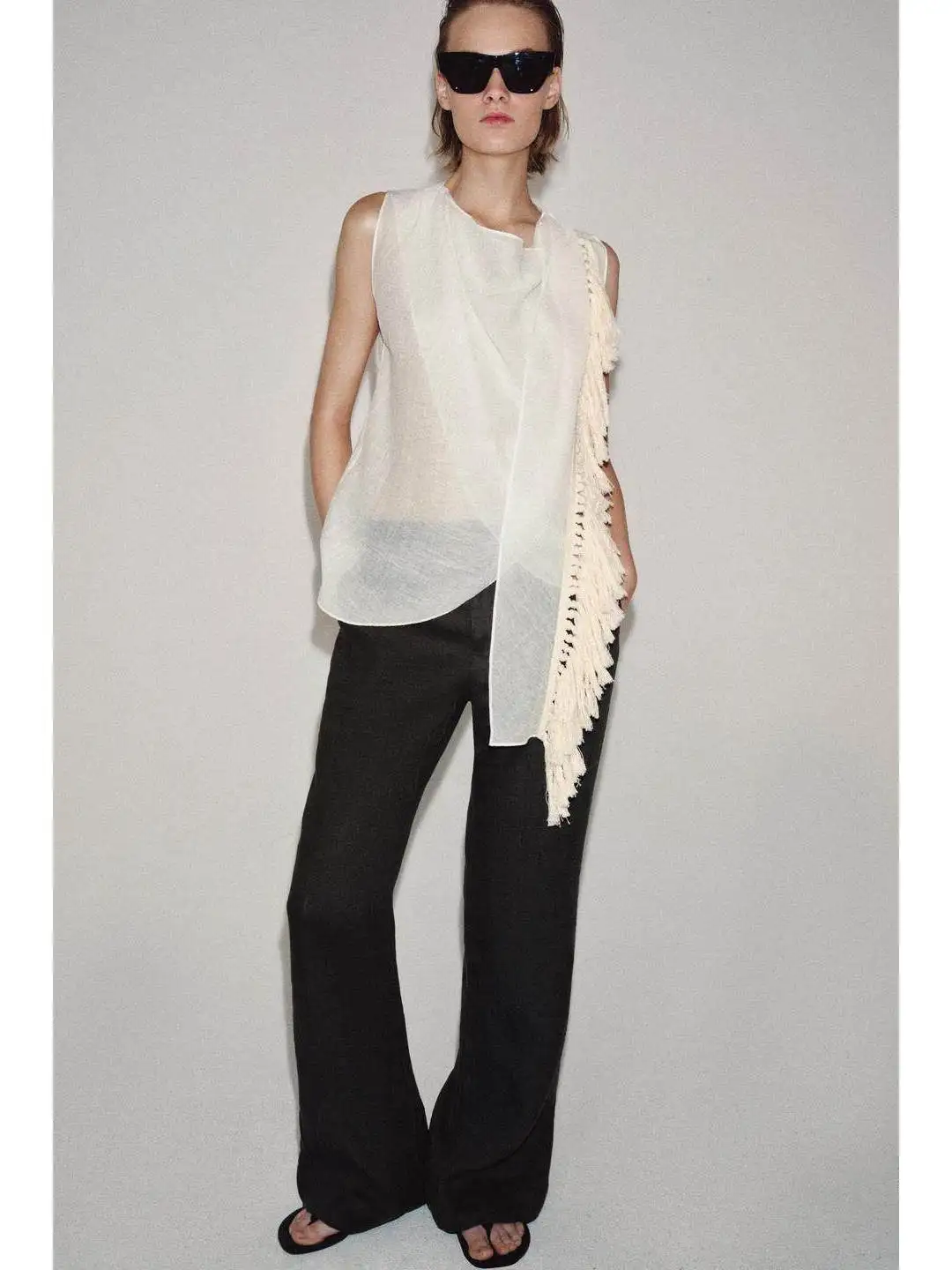 Asymmetric Hem Tassel Detail Decorative Drop Shoulder Sleeveless Top Casual Style Straight Cut Spring 2026 Women's Fashion
Asymmetric Hem Tassel Detail Decorative Drop Shoulder Sleeveless Top Casual Style Straight Cut Spring 2026 Women's Fashion