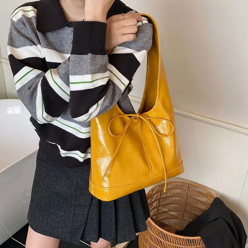Oil Wax Leather Tote Bag Women's Bag New Fashionable Large Capacity Black, Yellow, White Women's Bag
Oil Wax Leather Tote Bag Women's Bag New Fashionable Large Capacity Black, Yellow, White Women's Bag