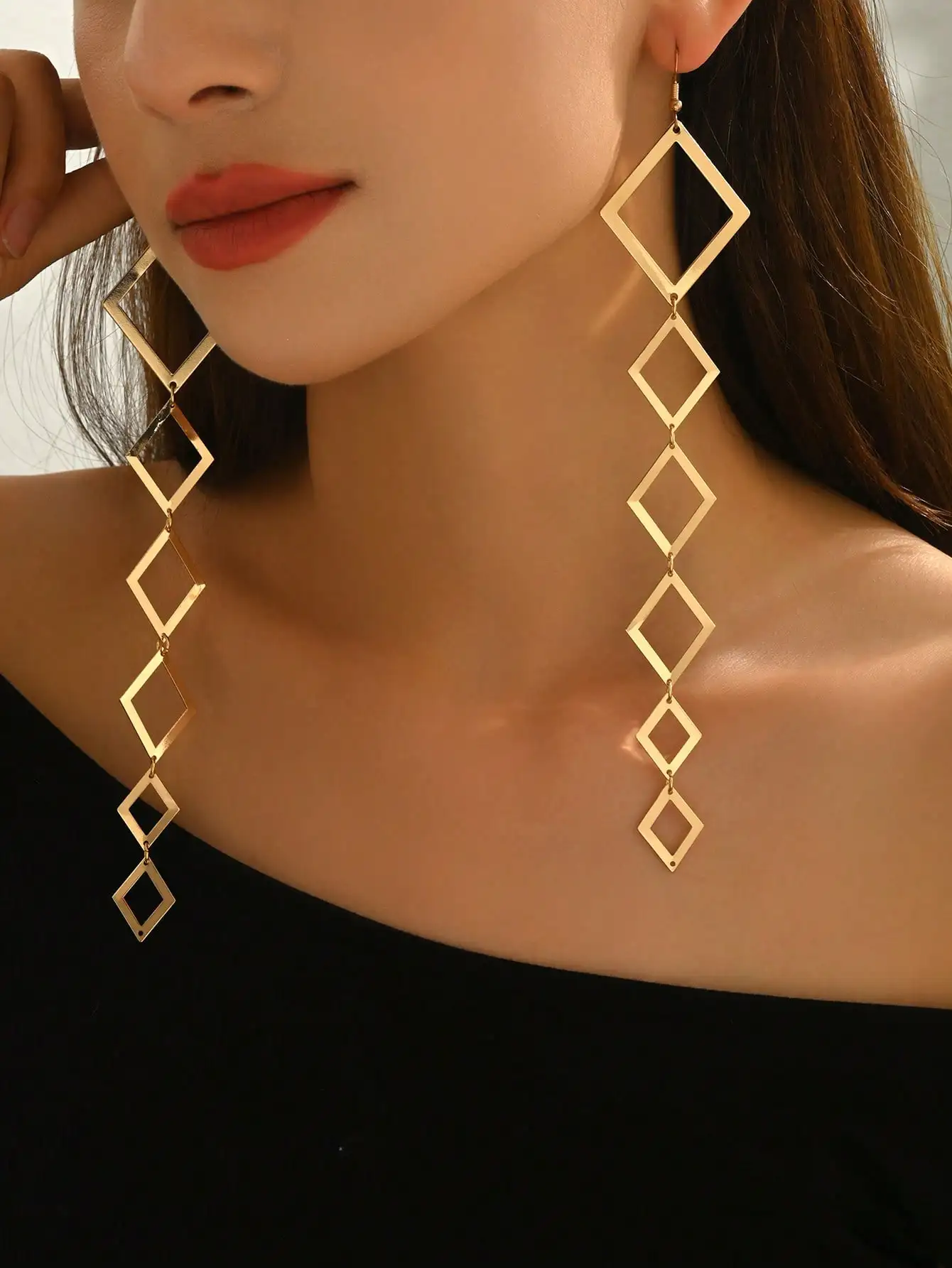 Золотые геометрические серьги-подвески с бриллиантами для женщин, длинные эффектные серьги для повседневной носки, уличного стиля и отдыха
Золотые геометрические серьги-подвески с бриллиантами для женщин, длинные эффектные серьги для повседневной носки, уличного стиля и отдыха