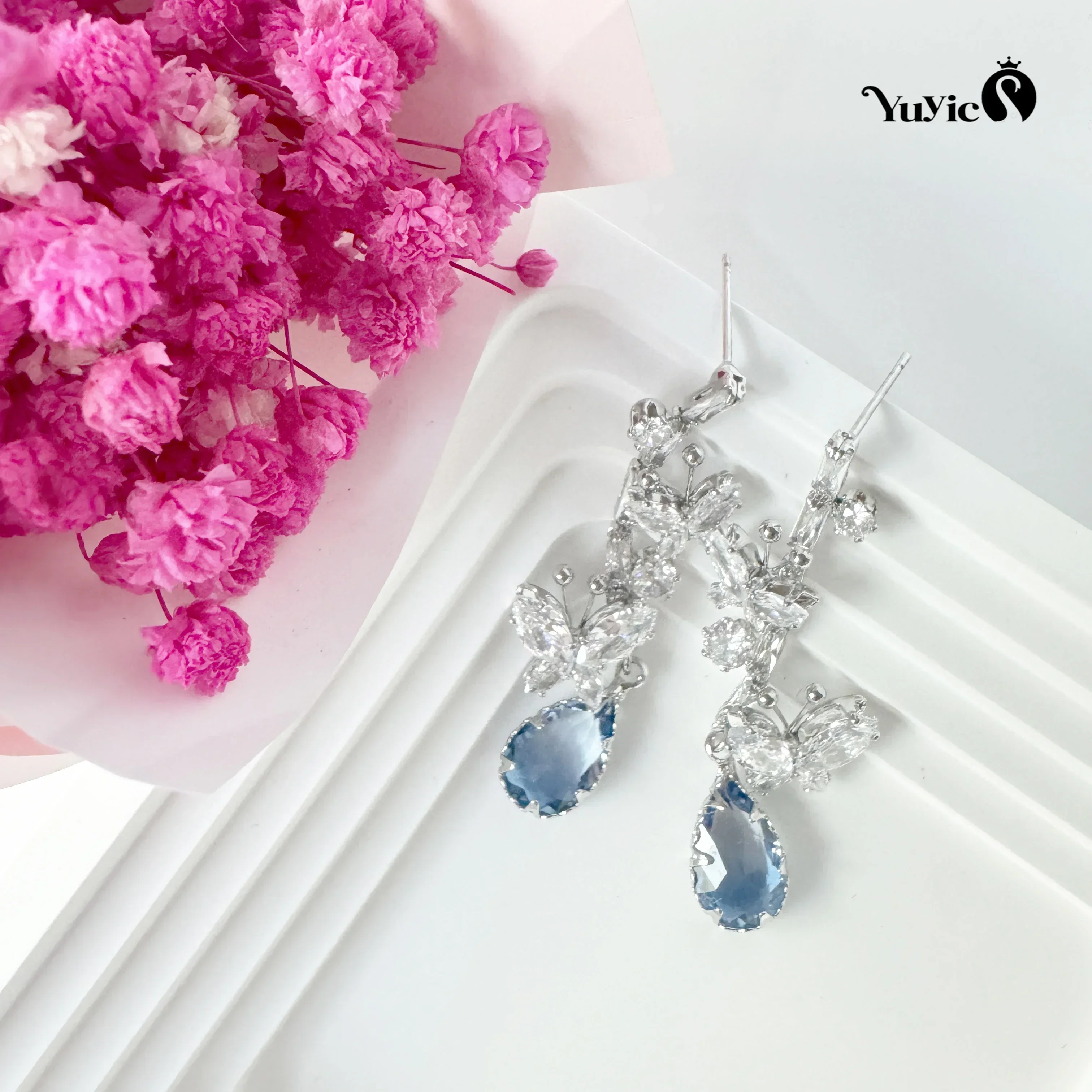 Exquisite zircon inlaid blue water droplet butterfly earrings with French retro high-end feel, paired with earrings for banquets
Exquisite zircon inlaid blue water droplet butterfly earrings with French retro high-end feel, paired with earrings for banquets