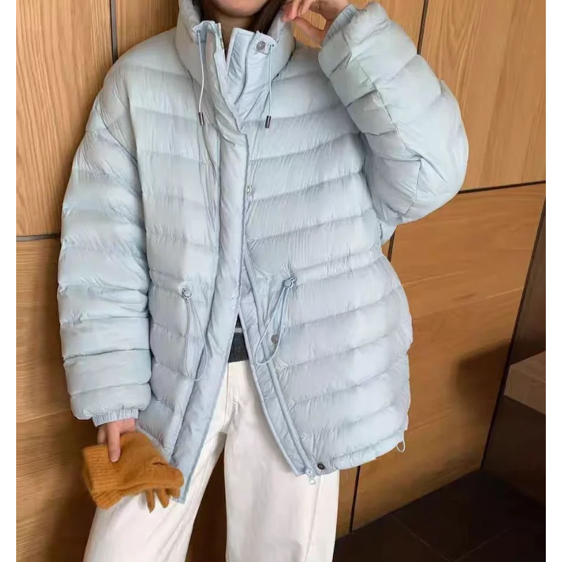 Mid-Length Down Jacket with Stand Collar, Ribbed Design, Fashionable and Elegant, Waist-Defining, Loose Fit, Warm Winter Coat
Mid-Length Down Jacket with Stand Collar, Ribbed Design, Fashionable and Elegant, Waist-Defining, Loose Fit, Warm Winter Coat
