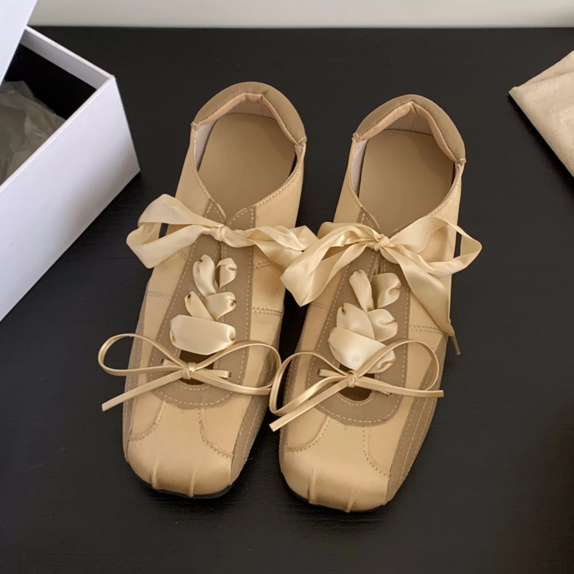 Балетки, атласные, фиолетовые, золотые, мягкие, с квадратным носком, новинка 2025, летние балетки Мэри Джейн на плоской подошве 
Балетки, атласные, фиолетовые, золотые, мягкие, с квадратным носком, новинка 2025, летние балетки Мэри Джейн на плоской подошве