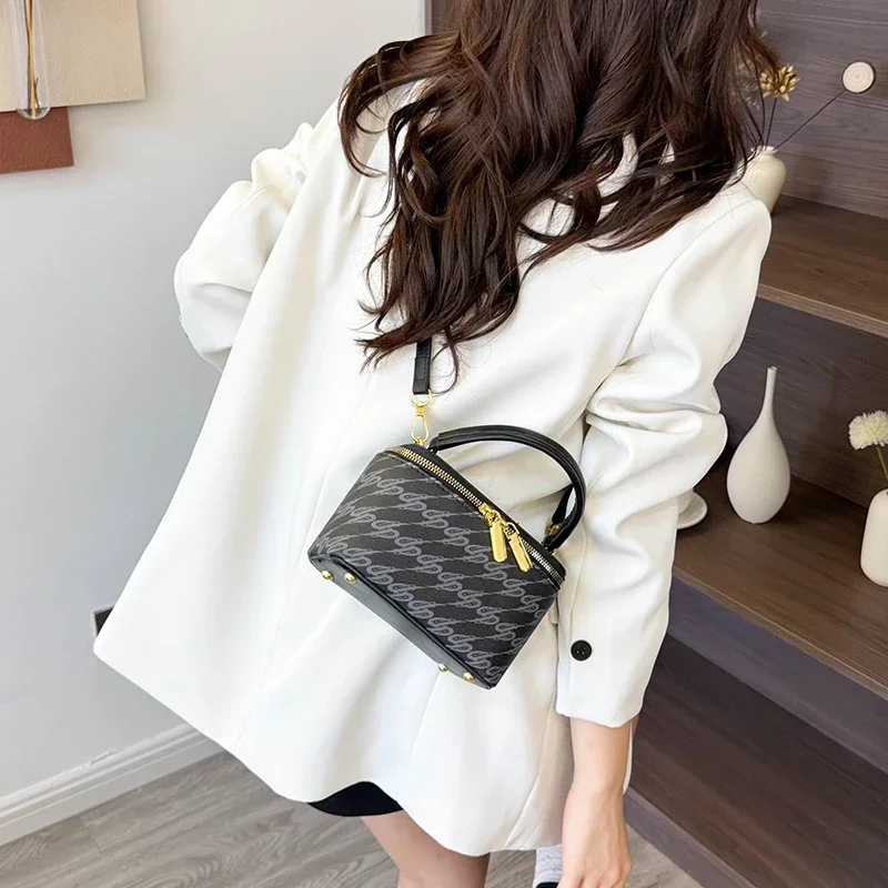 Luxury Designer Diaper Bag Women's Crossbody Handbag Elegant Leather Tote Minimalist Vintage Style With Large Capacity
Luxury Designer Diaper Bag Women's Crossbody Handbag Elegant Leather Tote Minimalist Vintage Style With Large Capacity