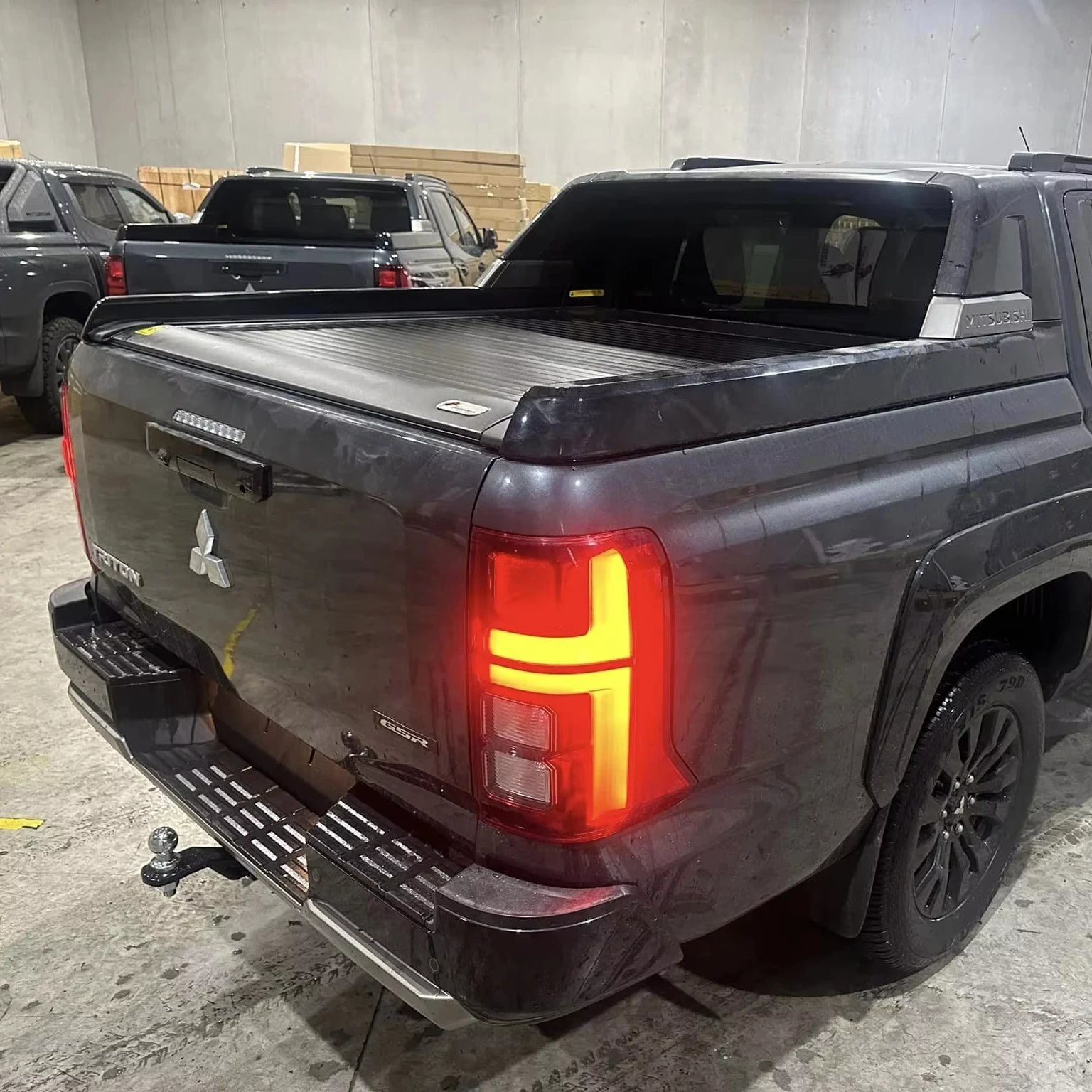 Factory Direct Custom Retractable Aluminum Roll up Barrel Cover Truck Bed Tonneau Cover for Mitsubishi L200 2020+
Factory Direct Custom Retractable Aluminum Roll up Barrel Cover Truck Bed Tonneau Cover for Mitsubishi L200 2020+