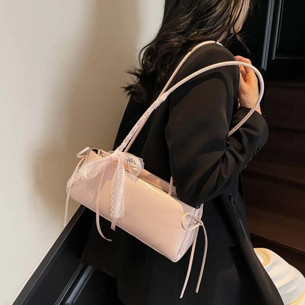 Solid Color French Stick Handbag Bow Ribbon Y2K Silver PU Shoulder Bag Waterproof High Quality Cylinder Underarm Bags Travel
Solid Color French Stick Handbag Bow Ribbon Y2K Silver PU Shoulder Bag Waterproof High Quality Cylinder Underarm Bags Travel