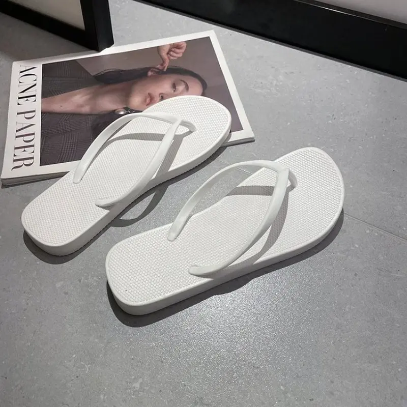 New Women Anti-slip Bathing Fashion Flat Bottom Online Celebrity Girl's Beach Slipper Woman Summer Female Beach Luxury Fashion
New Women Anti-slip Bathing Fashion Flat Bottom Online Celebrity Girl's Beach Slipper Woman Summer Female Beach Luxury Fashion