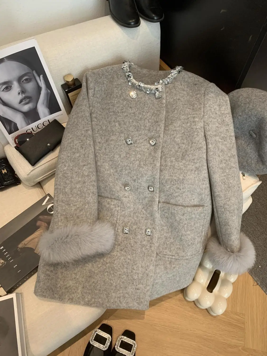Mid Length High-end Double Breasted Wool Coat Women Straight Tube Jacket Women Light Luxury Long Sleeve Fur Nails Diamond Coat
Mid Length High-end Double Breasted Wool Coat Women Straight Tube Jacket Women Light Luxury Long Sleeve Fur Nails Diamond Coat
