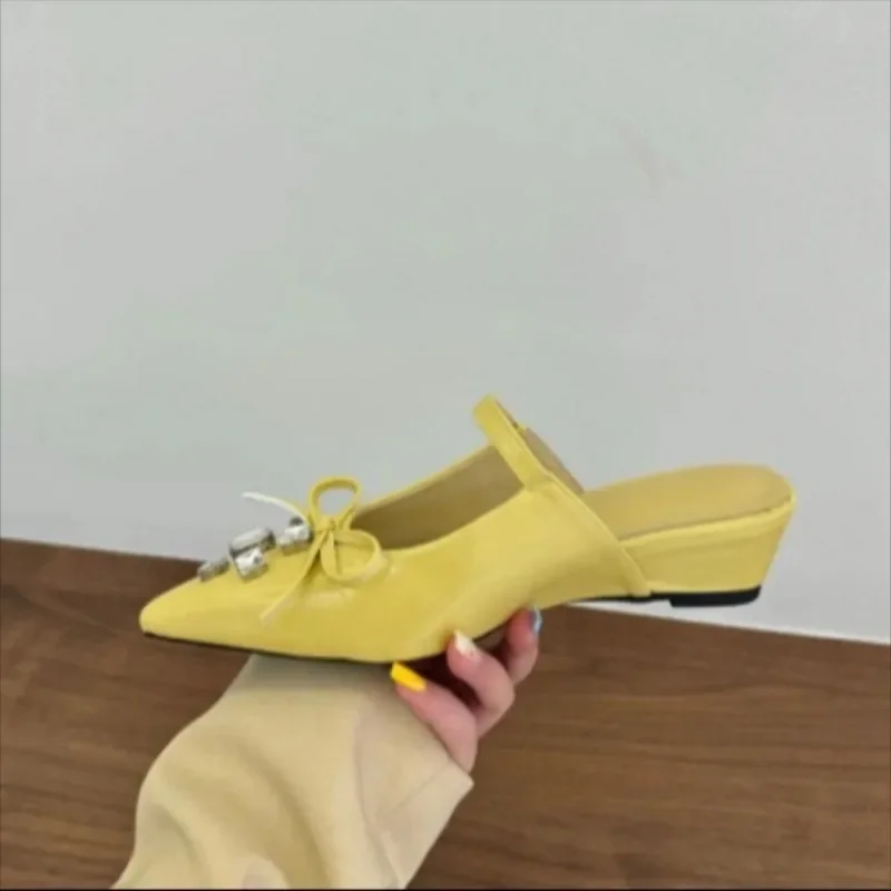 Элегантные модельные сандалии, женские летние сандалии 2023, новые женские тапочки на низком каблуке с закрытым носком и стразами, модные тапочки с узлом-бабочкой
Элегантные модельные сандалии, женские летние сандалии 2023, новые женские тапочки на низком каблуке с закрытым носком и стразами, модные тапочки с узлом-бабочкой