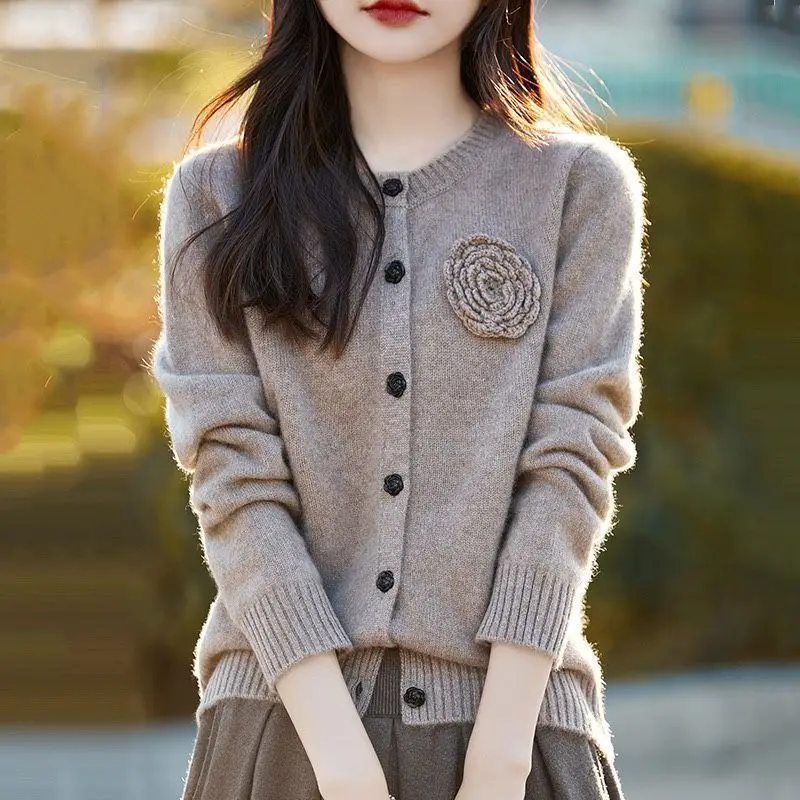 Spring Autumn Women's 2024 New Splicing O-Neck Button Tie Flowers Fashion Solid Loose Sweater Casual Long Sleeve Knitted Top
Spring Autumn Women's 2024 New Splicing O-Neck Button Tie Flowers Fashion Solid Loose Sweater Casual Long Sleeve Knitted Top