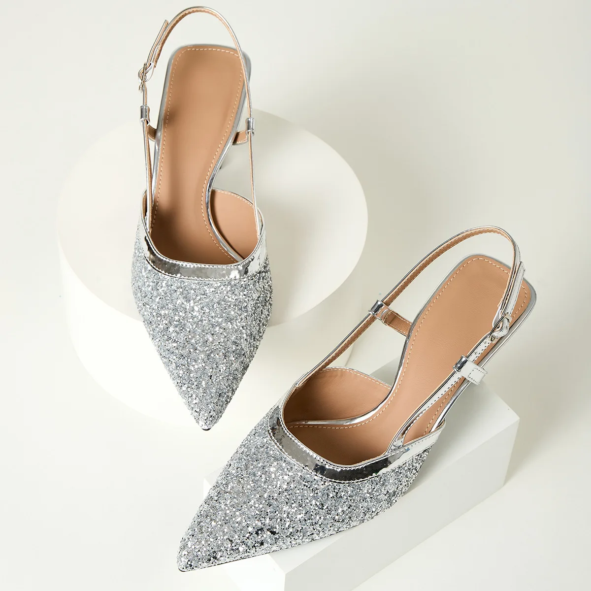 Туфли Bloomsteps во французском стиле с заостренным носком, на тонком каблуке, серебристые, женские туфли на высоком каблуке с ремешком сзади, без задника, для вечеринок
Туфли Bloomsteps во французском стиле с заостренным носком, на тонком каблуке, серебристые, женские туфли на высоком каблуке с ремешком сзади, без задника, для вечеринок