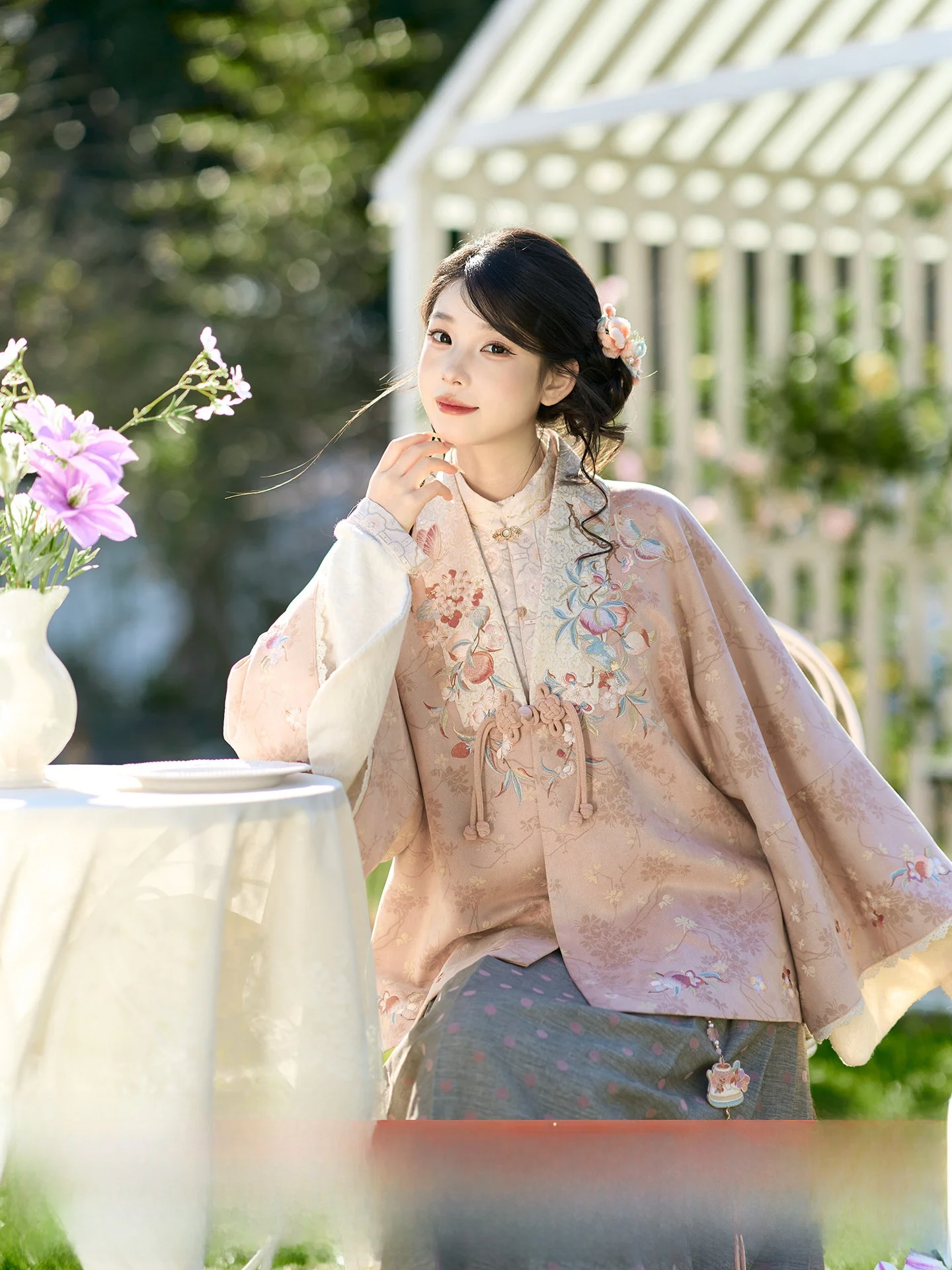 Комплект женской одежды Ханьфу «Июльский вечер: Оригинальный туман в стихах» с вышивкой, воротником-стойкой и восемью элементами, в стиле древнекитайской моды
Комплект женской одежды Ханьфу «Июльский вечер: Оригинальный туман в стихах» с вышивкой, воротником-стойкой и восемью элементами, в стиле древнекитайской моды