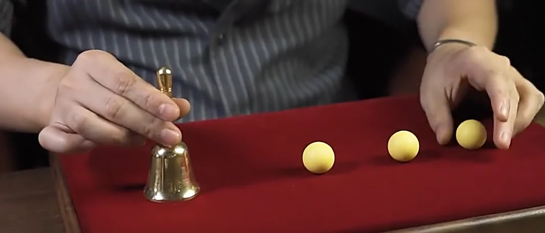 Золотой исчезающий фокус Bell — профессиональный сценический трюк для появляющихся/исчезания для фокусов, иллюзия улицы крупным планом
Золотой исчезающий фокус Bell — профессиональный сценический трюк для появляющихся/исчезания для фокусов, иллюзия улицы крупным планом