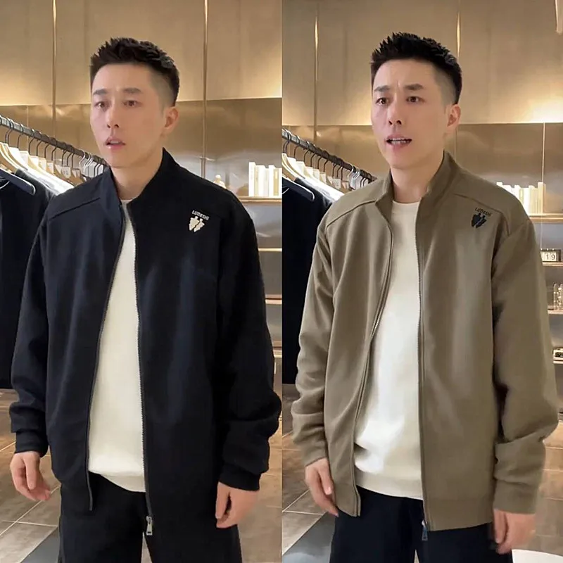 Весенне-осенняя новая мужская повседневная куртка свободного кроя с воротником-стойкой и пэчворком, модная американская спортивная универсальная верхняя одежда
Весенне-осенняя новая мужская повседневная куртка свободного кроя с воротником-стойкой и пэчворком, модная американская спортивная универсальная верхняя одежда