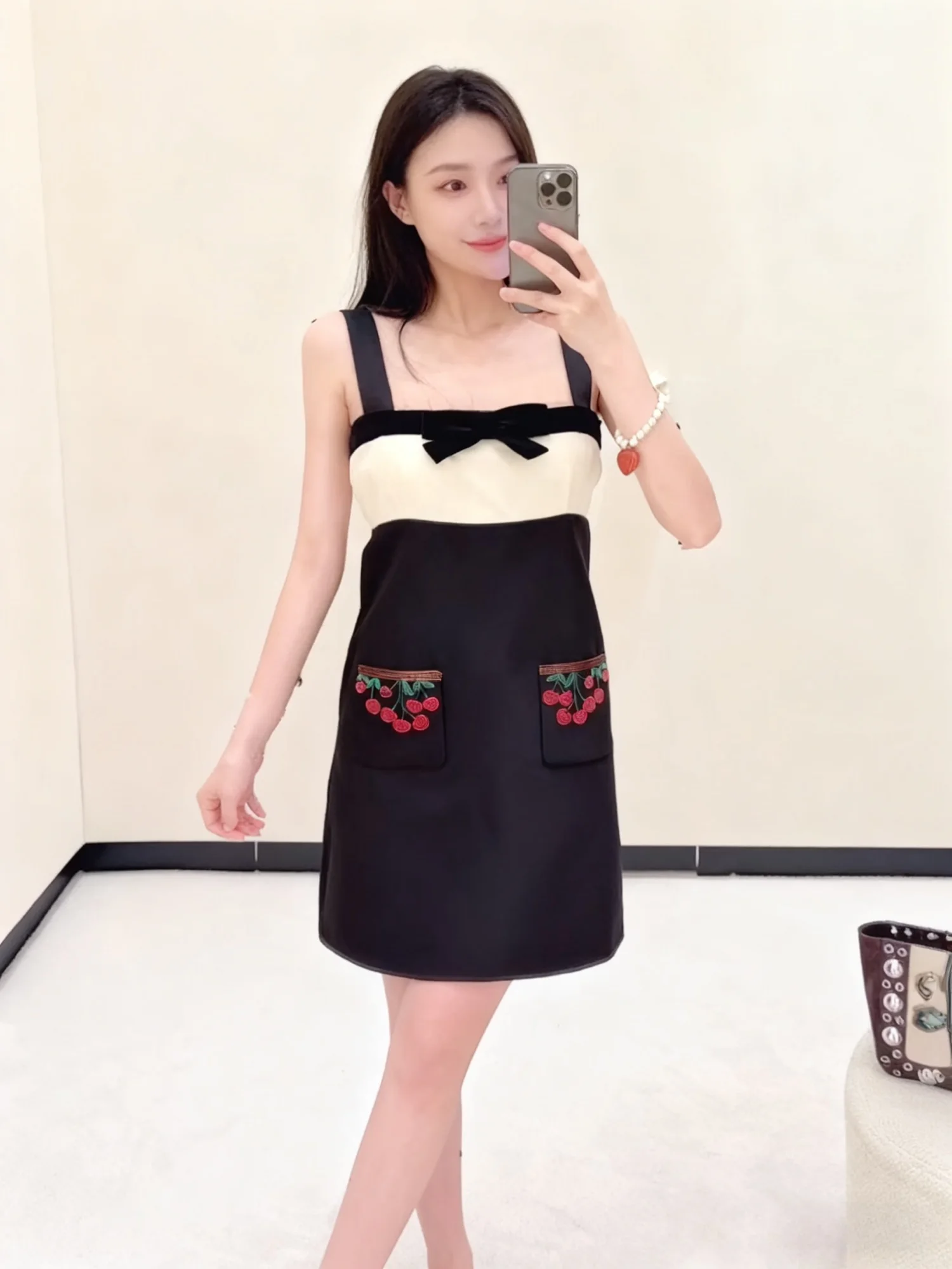 High Quality Sexy Spaghetti Strap Silk Wool Dress Fashion Embroidery Patchwork Velvet Bow Slim Party Dress
High Quality Sexy Spaghetti Strap Silk Wool Dress Fashion Embroidery Patchwork Velvet Bow Slim Party Dress