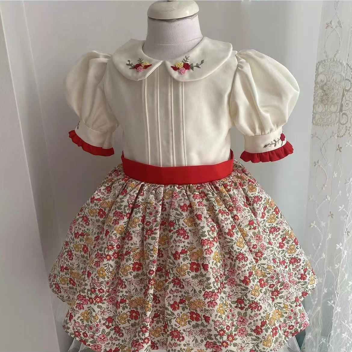 Летнее винтажное платье принцессы ручной работы с вышивкой для маленьких девочек 0-12 лет для фотографии на день рождения, праздника Ид B363 
Летнее винтажное платье принцессы ручной работы с вышивкой для маленьких девочек 0-12 лет для фотографии на день рождения, праздника Ид B363