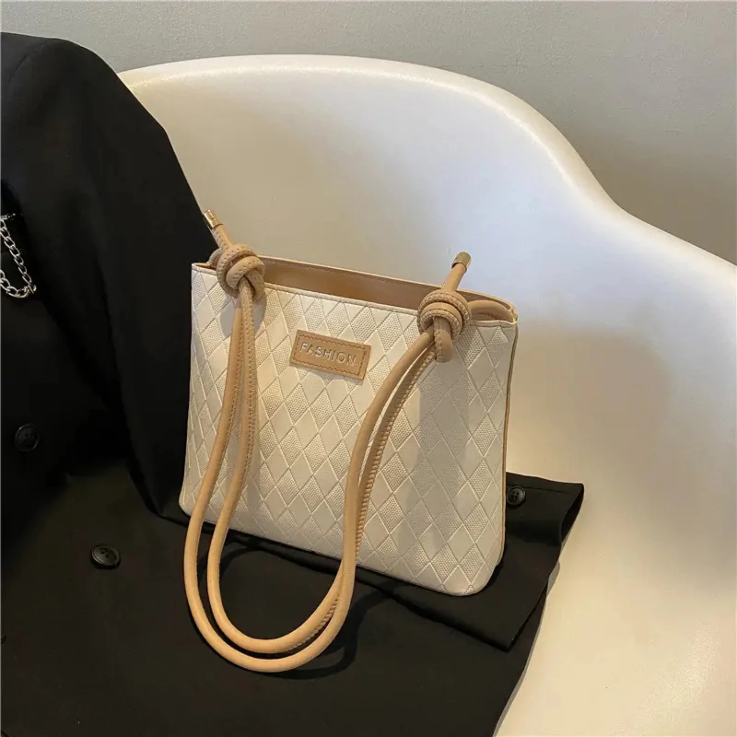 Fashionable Shoulder Bag, Letter Graphic Geometric Pattern Tote Bag, PU Leather Handbag
Fashionable Shoulder Bag, Letter Graphic Geometric Pattern Tote Bag, PU Leather Handbag