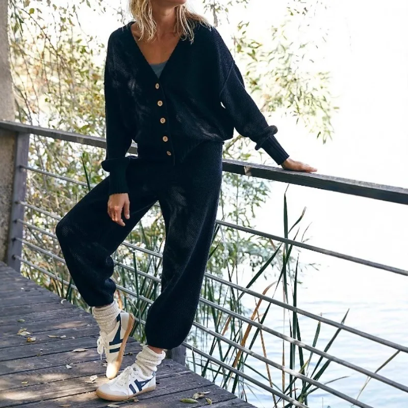2026 Spring and Autumn Casual Women's Solid Color V-Neck Breasted Cardigan Sweater Wide Leg Pants Set
2026 Spring and Autumn Casual Women's Solid Color V-Neck Breasted Cardigan Sweater Wide Leg Pants Set
