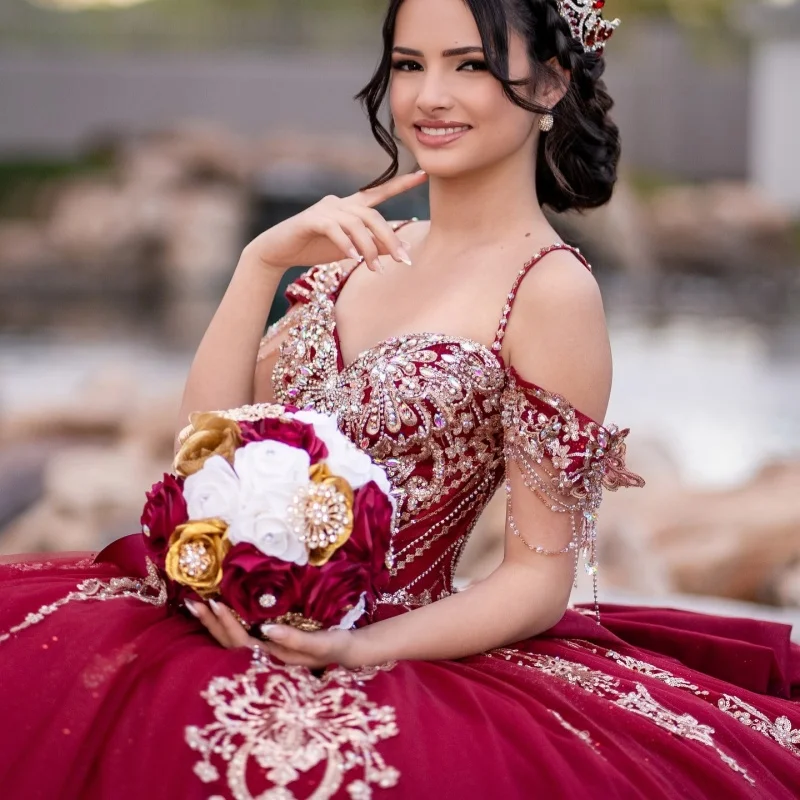 Burgundy Quinceanera Dress off-shoulder Silvery Glitter Crystal Decal Lace Long tail Bow vestidos de 15 Quinceanera Customize
Burgundy Quinceanera Dress off-shoulder Silvery Glitter Crystal Decal Lace Long tail Bow vestidos de 15 Quinceanera Customize