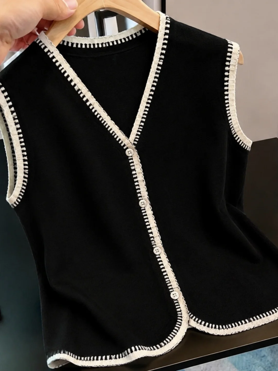 V-Neck Ice Silk Knitted Vest Single Button Design Color Block Commute Friendly Sleeveless Top for Women Straight Cut Style
V-Neck Ice Silk Knitted Vest Single Button Design Color Block Commute Friendly Sleeveless Top for Women Straight Cut Style