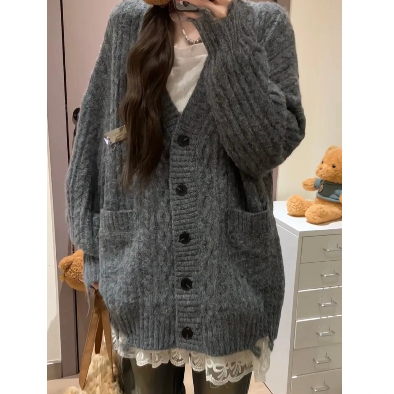 Женские осенние кардиганы и свитеры: бесшовные, разноцветные, в стиле хиппи, с объемными рукавами реглан, с узлами, в рубчик, в полоску, с монограммой, с декоративным подолом, из смесовых тканей.
Женские осенние кардиганы и свитеры: бесшовные, разноцветные, в стиле хиппи, с объемными рукавами реглан, с узлами, в рубчик, в полоску, с монограммой, с декоративным подолом, из смесовых тканей.