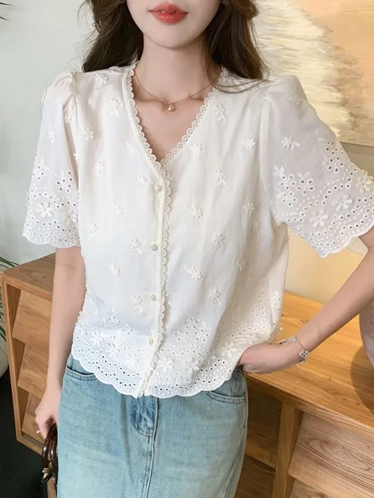 Sweet Summer Korean Style Short Sleeve Embroidered Shirt V-Neck Single Button Fabric Patchwork Women's Top Straight Cut Polye...
Sweet Summer Korean Style Short Sleeve Embroidered Shirt V-Neck Single Button Fabric Patchwork Women's Top Straight Cut Polye...