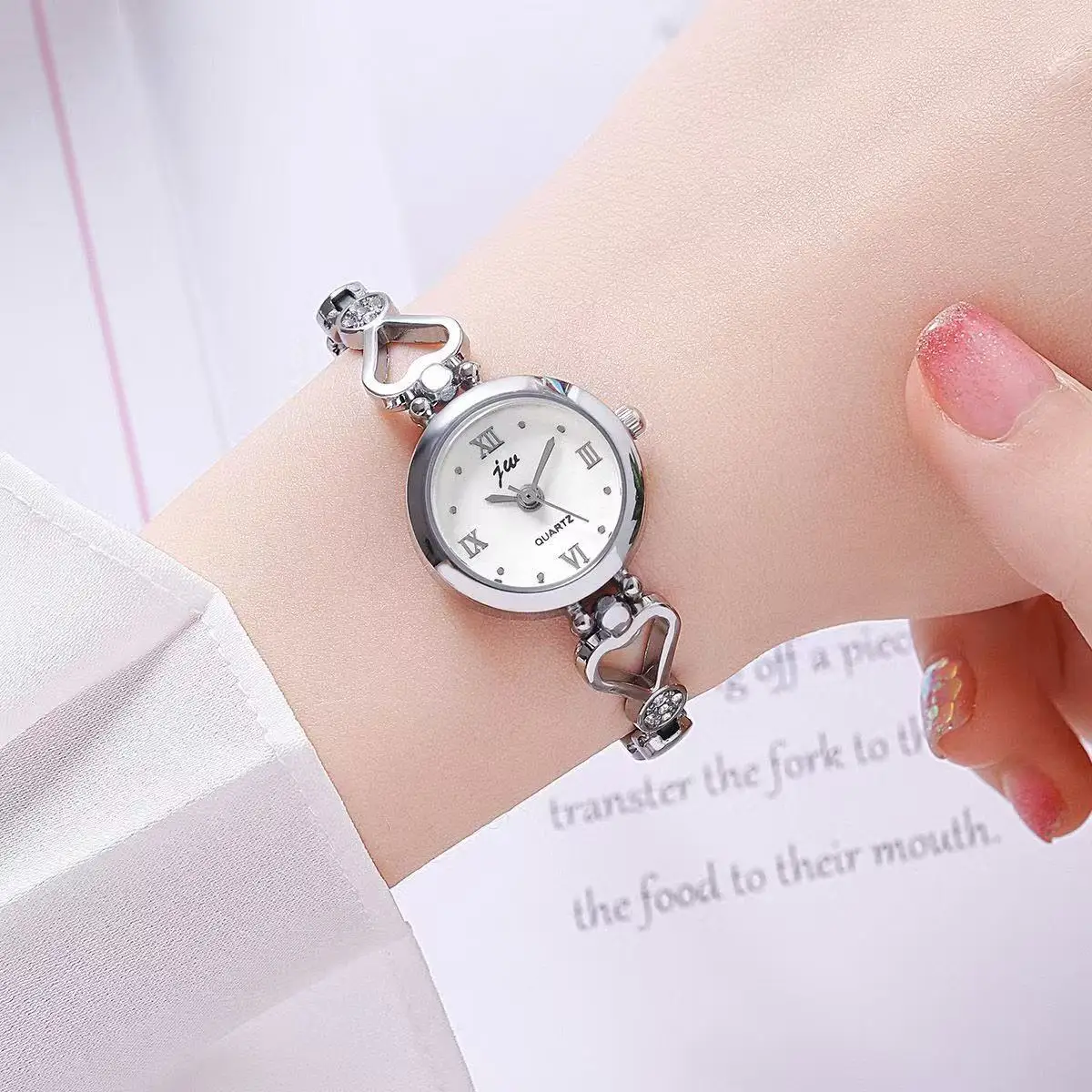 New Korean style fashionable women's watch, women's temperament watch, minimalist quartz watch
New Korean style fashionable women's watch, women's temperament watch, minimalist quartz watch